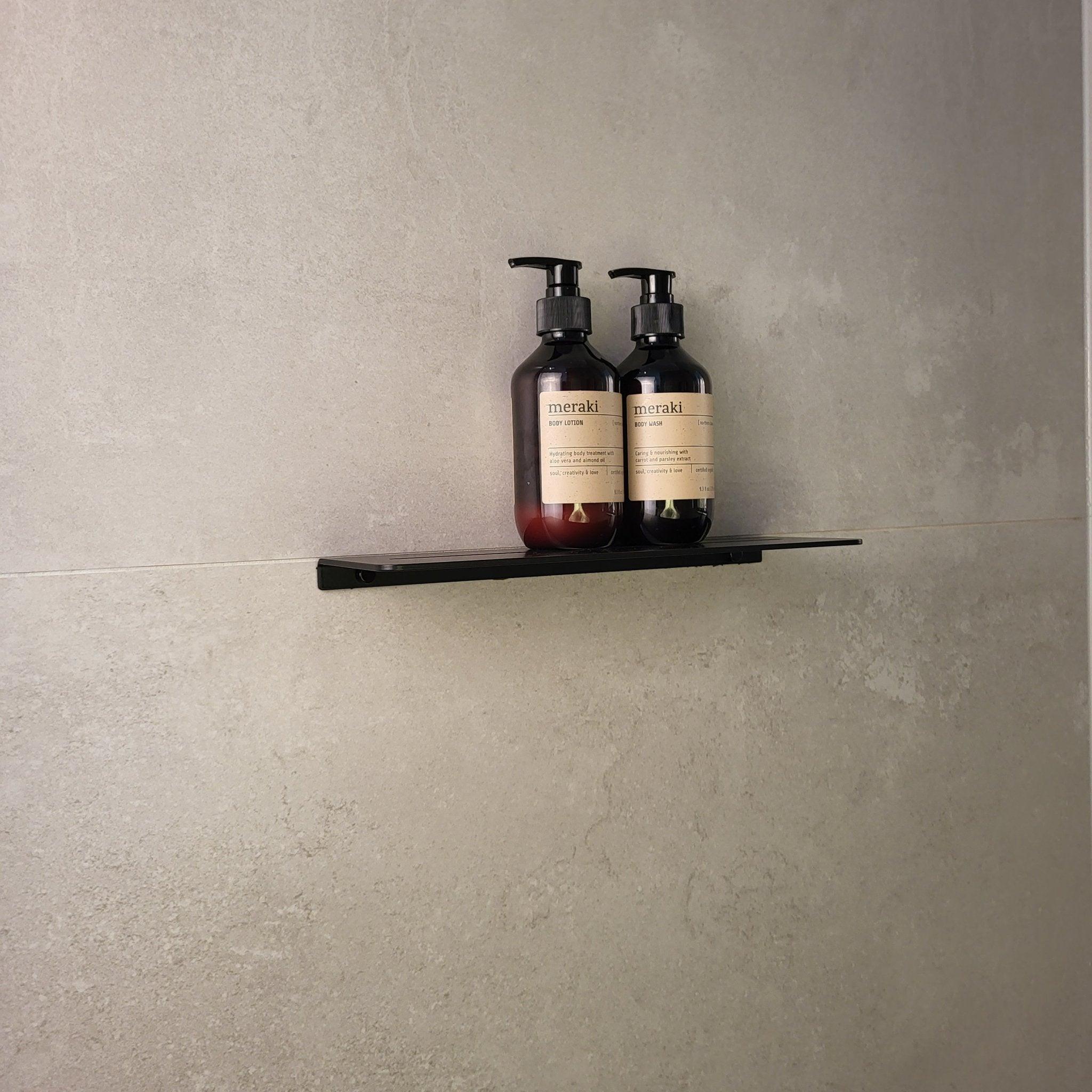Duschablage mit Shampoo und Seife – stilvolle Badezimmerorganisation