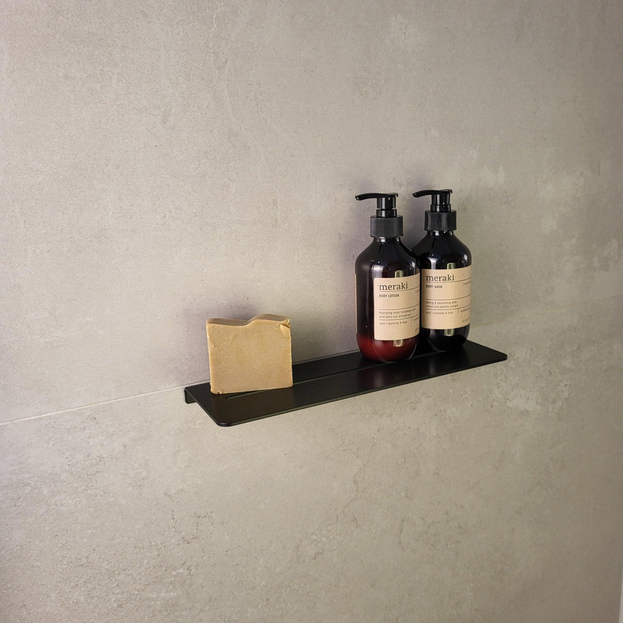 Duschablage mit Shampoo und Seife – stilvolle Badezimmerorganisation