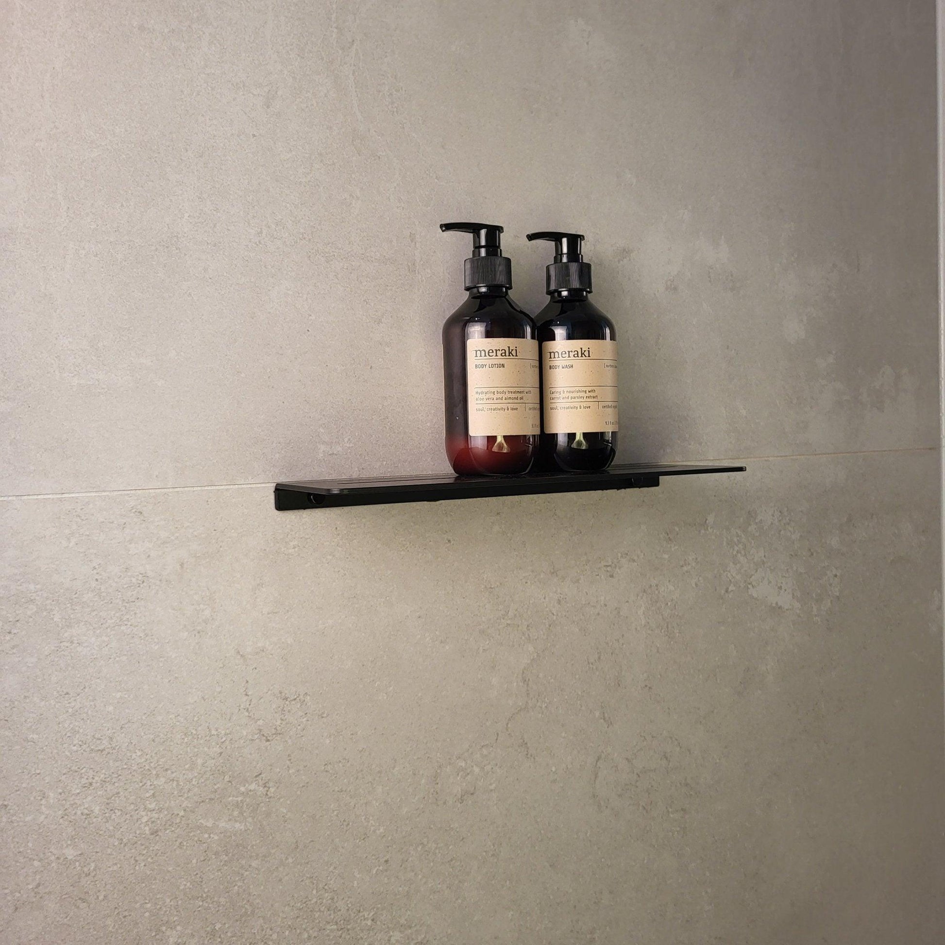 Duschablage mit Shampoo und Seife – stilvolle Badezimmerorganisation