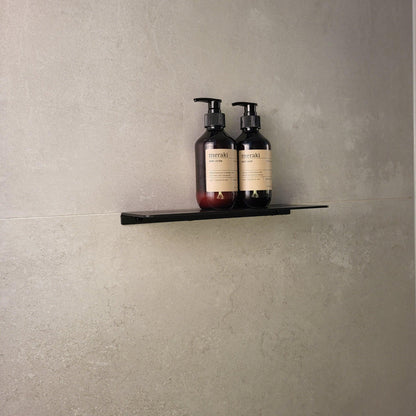 Duschablage mit Shampoo und Seife – stilvolle Badezimmerorganisation